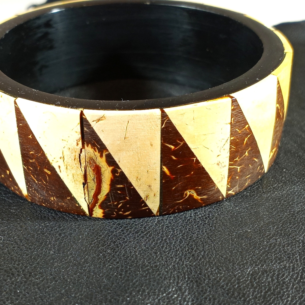 Graphic bone and resin bangle